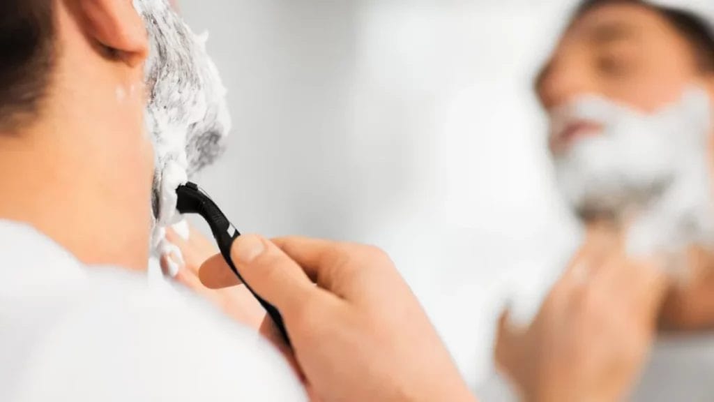 Smooth Ways Of Shaving With A Cut Throat Razor 7 Stretch your skin taut before shaving